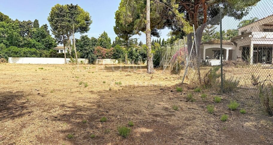 Exklusiv södervänd tomt i Guadalmina Baja, nära stranden och golfbanan