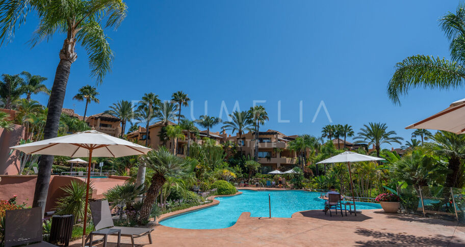 Spacious ground-floor apartment with private garden in Mansion Club, Golden Mile – Marbella