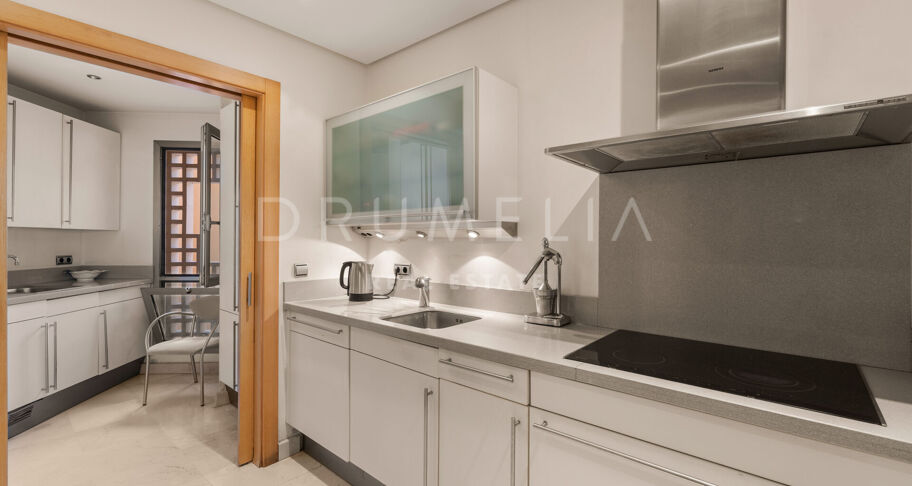 Spacious ground-floor apartment with private garden in Mansion Club, Golden Mile – Marbella