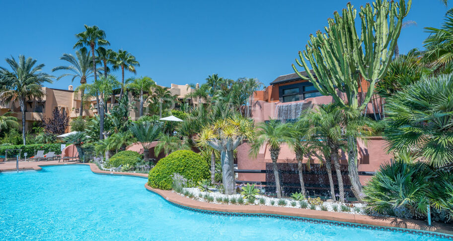 Spacious ground-floor apartment with private garden in Mansion Club, Golden Mile – Marbella