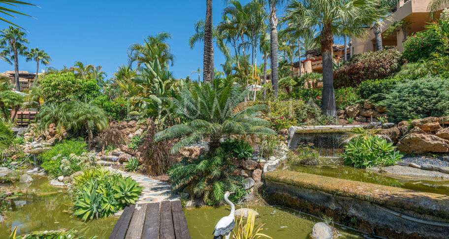 Spacious ground-floor apartment with private garden in Mansion Club, Golden Mile – Marbella