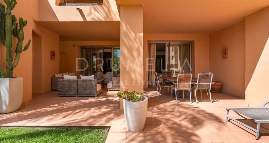 Spacious ground-floor apartment with private garden in Mansion Club, Golden Mile – Marbella