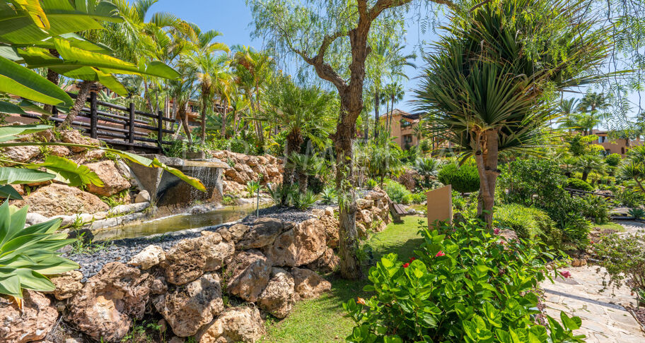 Spacious ground-floor apartment with private garden in Mansion Club, Golden Mile – Marbella