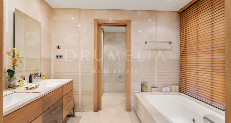 Spacious ground-floor apartment with private garden in Mansion Club, Golden Mile – Marbella