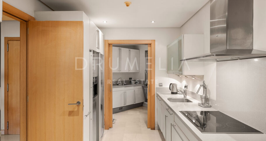 Spacious ground-floor apartment with private garden in Mansion Club, Golden Mile – Marbella