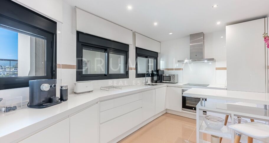 Spectaculaire penthouse avec vue sur la mer à Cosmo Beach, Estepona, à quelques mètres de la plage