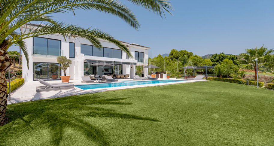 Villa Coppelia - Zeitgenössische Villa mit Panoramablick auf das Meer zum Verkauf in Los Almendros, Benahavís