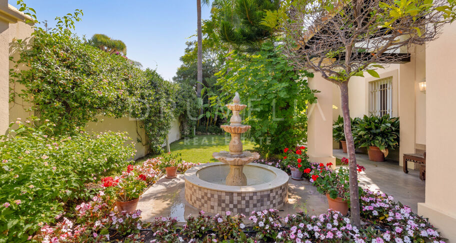 Villa junto a la playa en Marbella Este