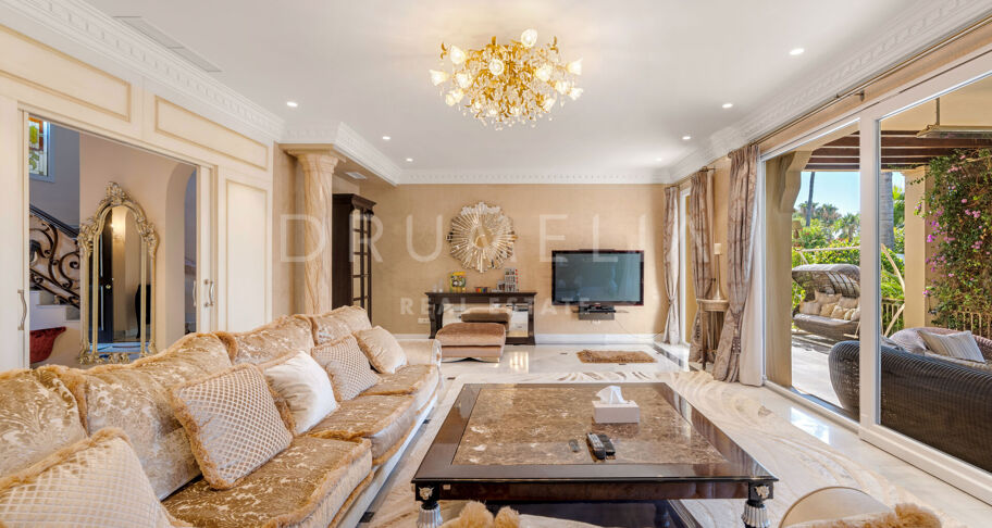 Villa junto a la playa en Marbella Este