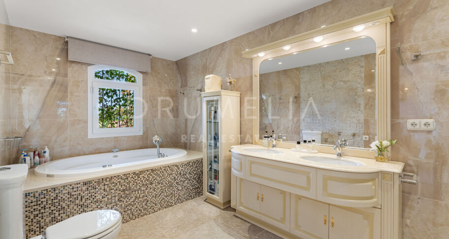 Villa junto a la playa en Marbella Este