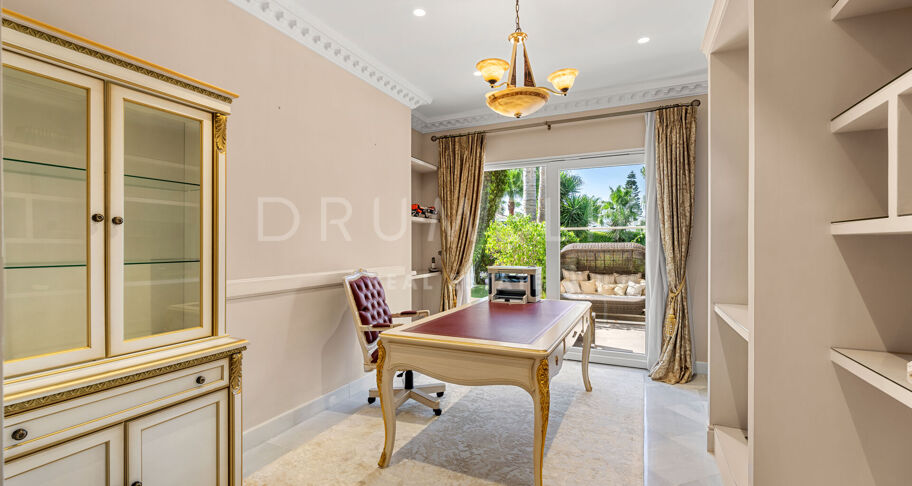 Villa junto a la playa en Marbella Este