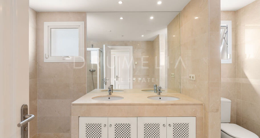 Apartment mit seitlichem Meerblick in Las Tortugas de Aloha, Nueva Andalucía