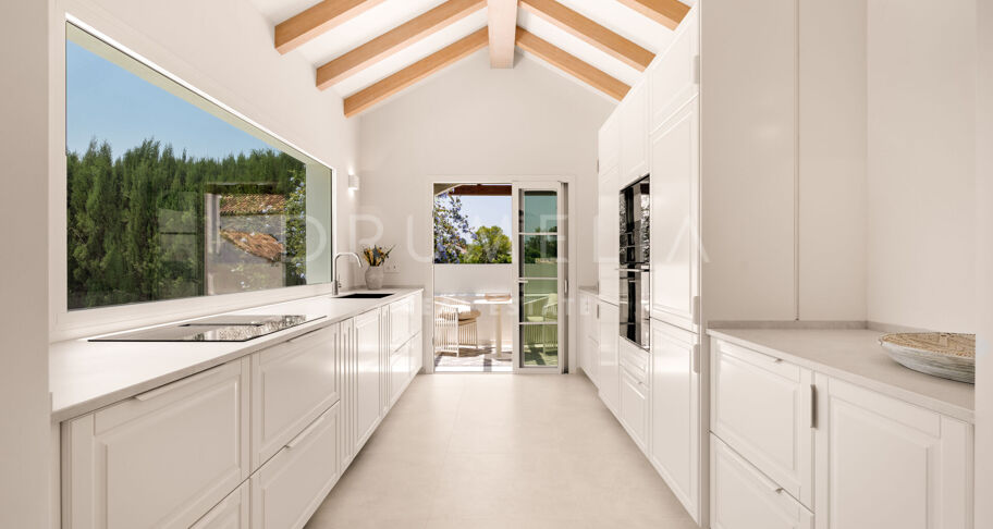Recently renovated single-level villa with garden and pool in Guadalmina Alta