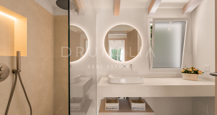 Recently renovated single-level villa with garden and pool in Guadalmina Alta