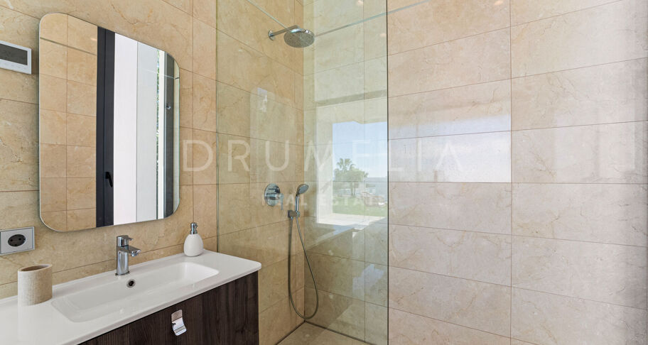 Exquisite Villa mit 5 Schlafzimmern und Panoramablick auf das Meer in La Alqueria