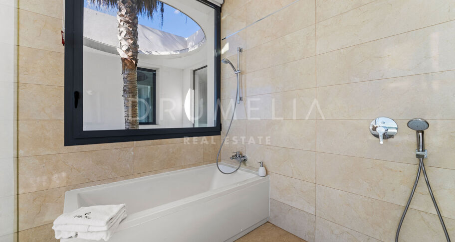 Exquisite Villa mit 5 Schlafzimmern und Panoramablick auf das Meer in La Alqueria