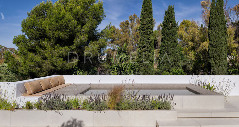 Contemporary Duplex Penthouse with an Exceptional Rooftop Terrace