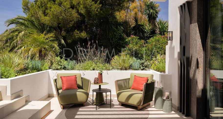 Contemporary Duplex Penthouse with an Exceptional Rooftop Terrace