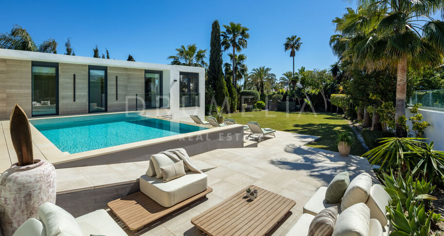 Modern villa i Parcelas del Golf, Nueva Andalucía, med gästlägenhet och garage för sex bilar