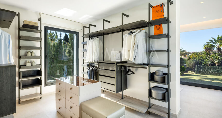 Modern villa i Parcelas del Golf, Nueva Andalucía, med gästlägenhet och garage för sex bilar