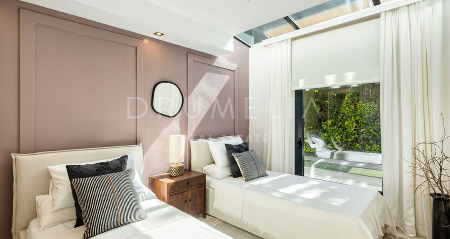 Modern villa i Parcelas del Golf, Nueva Andalucía, med gästlägenhet och garage för sex bilar