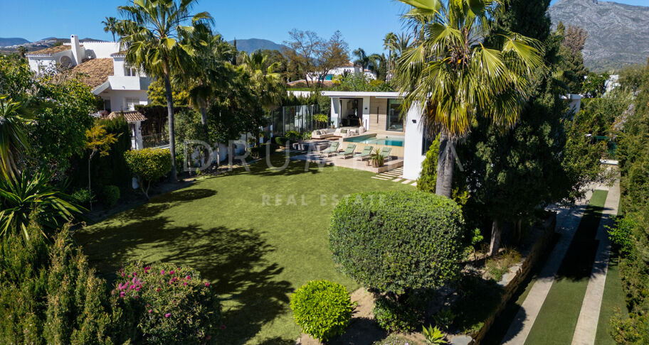 Modern villa i Parcelas del Golf, Nueva Andalucía, med gästlägenhet och garage för sex bilar
