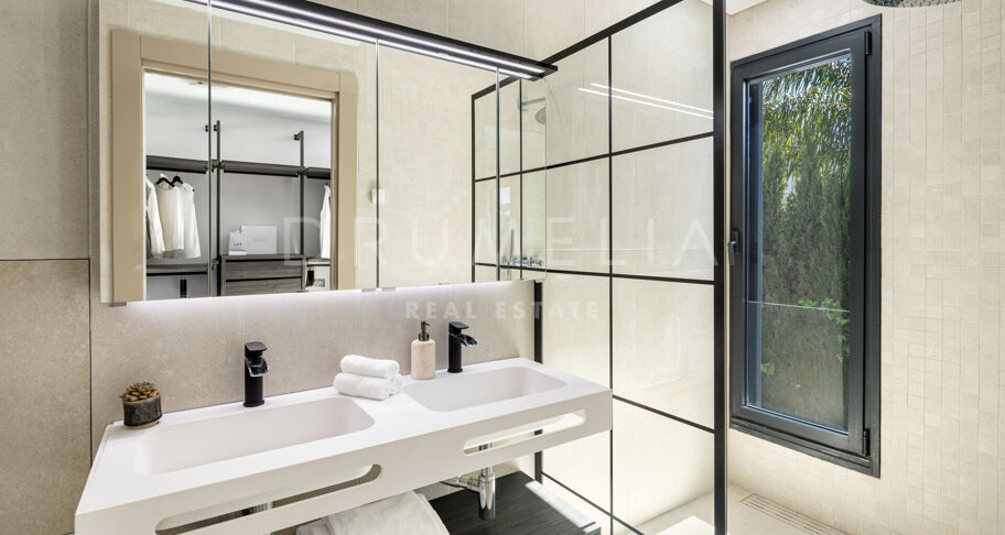 Modern villa i Parcelas del Golf, Nueva Andalucía, med gästlägenhet och garage för sex bilar