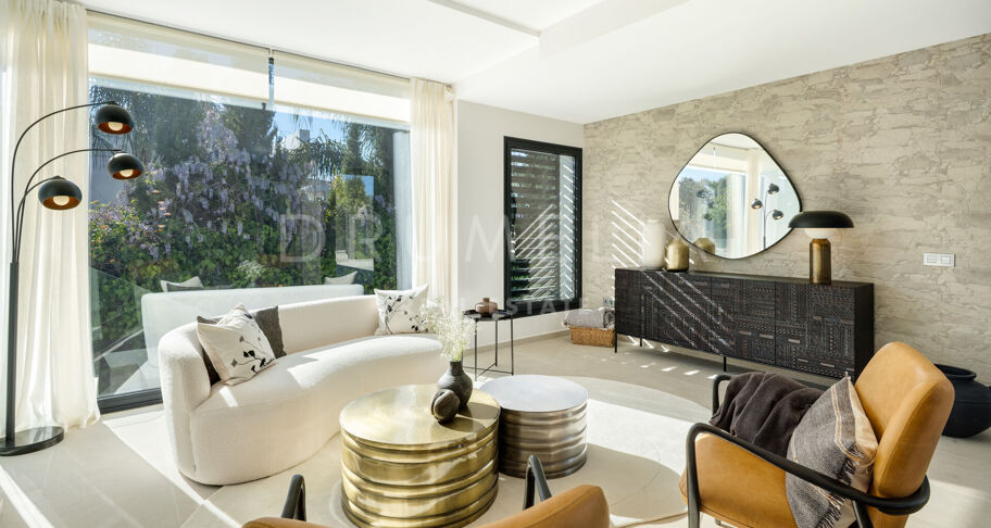 Modern villa i Parcelas del Golf, Nueva Andalucía, med gästlägenhet och garage för sex bilar