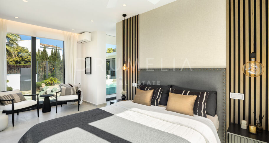Modern villa i Parcelas del Golf, Nueva Andalucía, med gästlägenhet och garage för sex bilar