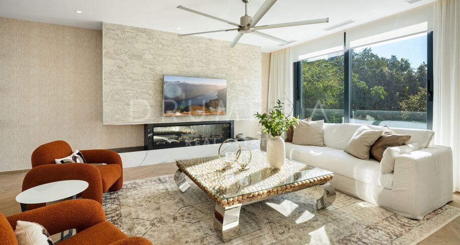 Modern villa i Parcelas del Golf, Nueva Andalucía, med gästlägenhet och garage för sex bilar
