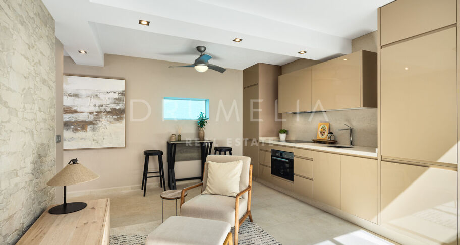 Modern villa i Parcelas del Golf, Nueva Andalucía, med gästlägenhet och garage för sex bilar