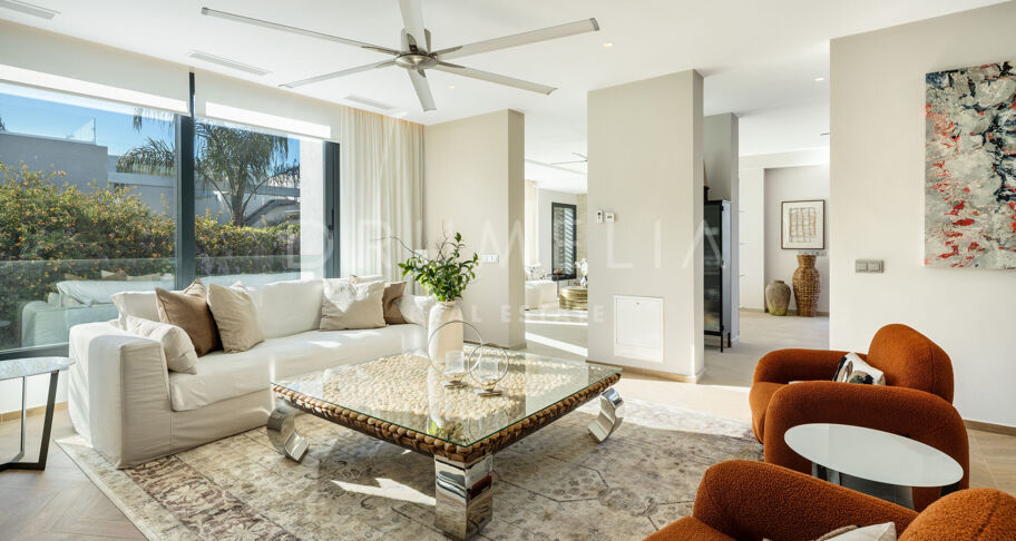 Modern villa i Parcelas del Golf, Nueva Andalucía, med gästlägenhet och garage för sex bilar