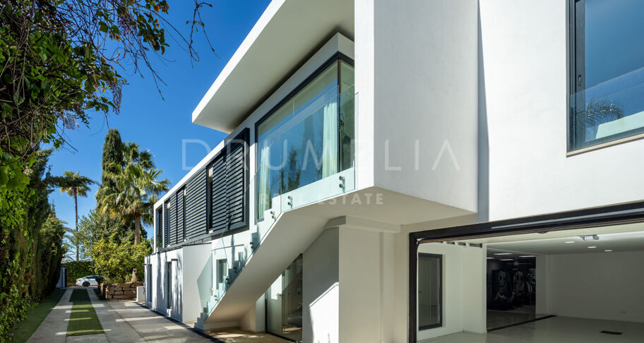 Modern villa i Parcelas del Golf, Nueva Andalucía, med gästlägenhet och garage för sex bilar