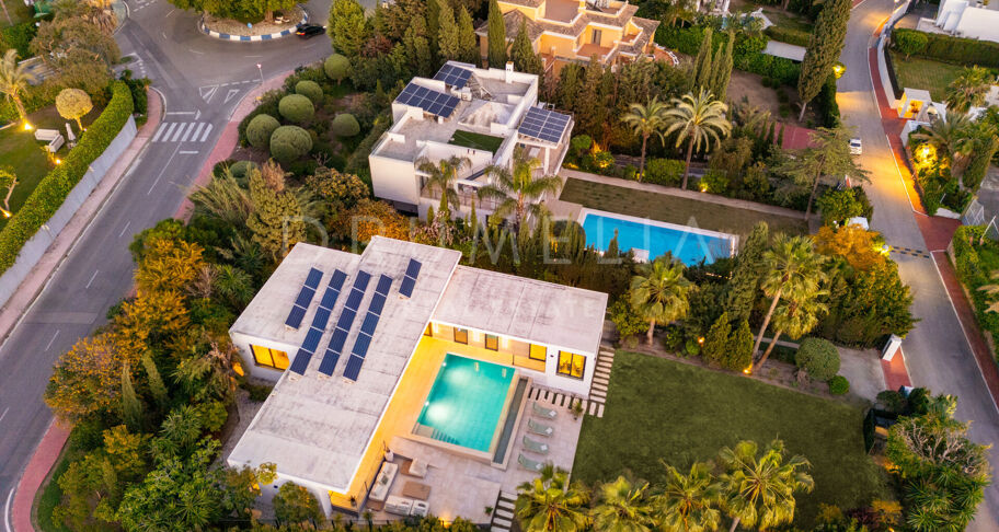 Modern villa i Parcelas del Golf, Nueva Andalucía, med gästlägenhet och garage för sex bilar