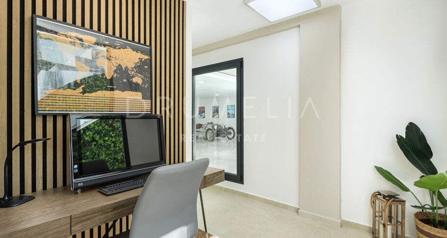 Modern villa i Parcelas del Golf, Nueva Andalucía, med gästlägenhet och garage för sex bilar