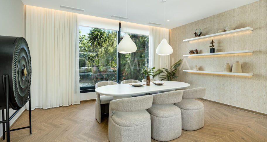Modern villa i Parcelas del Golf, Nueva Andalucía, med gästlägenhet och garage för sex bilar