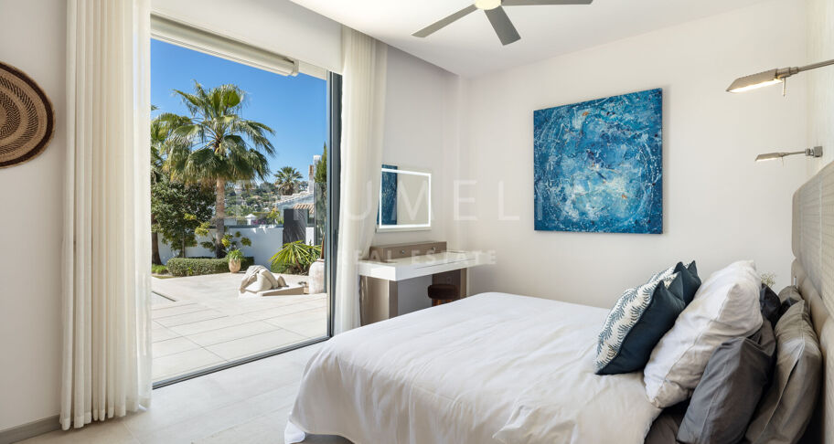 Modern villa i Parcelas del Golf, Nueva Andalucía, med gästlägenhet och garage för sex bilar