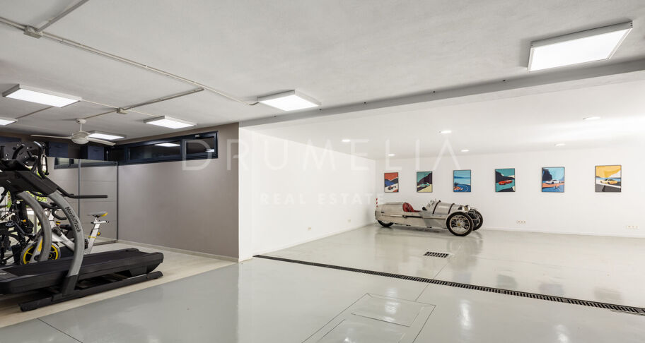 Modern villa i Parcelas del Golf, Nueva Andalucía, med gästlägenhet och garage för sex bilar