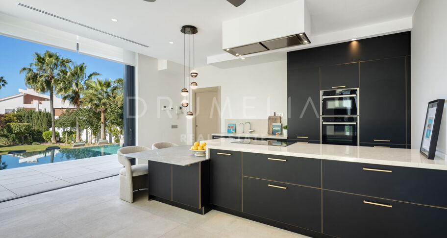 Modern villa i Parcelas del Golf, Nueva Andalucía, med gästlägenhet och garage för sex bilar