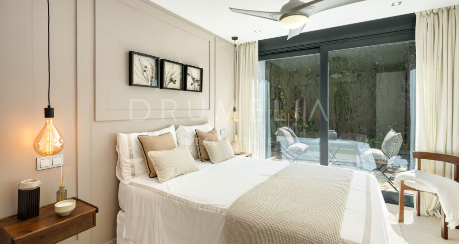 Modern villa i Parcelas del Golf, Nueva Andalucía, med gästlägenhet och garage för sex bilar