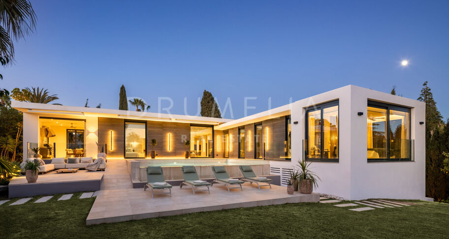 Modern villa i Parcelas del Golf, Nueva Andalucía, med gästlägenhet och garage för sex bilar