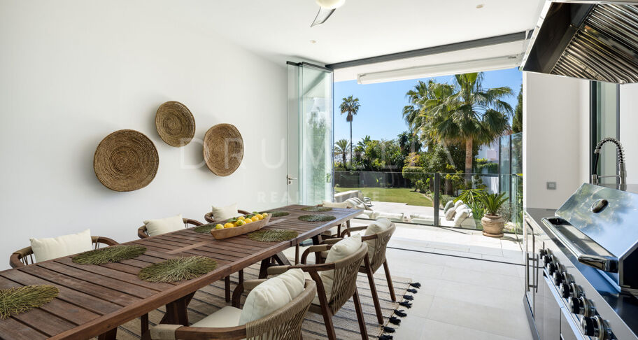 Modern villa i Parcelas del Golf, Nueva Andalucía, med gästlägenhet och garage för sex bilar
