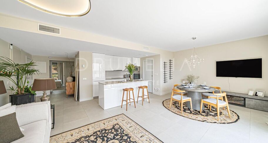 Ruim appartement met 3 slaapkamers in de prestigieuze urbanisatie Las Mesas, Estepona