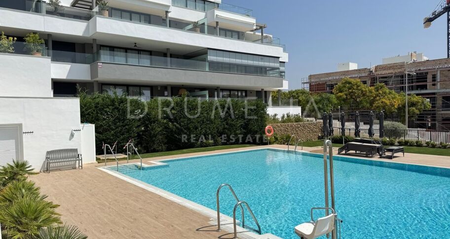 Ruim appartement met 3 slaapkamers in de prestigieuze urbanisatie Las Mesas, Estepona