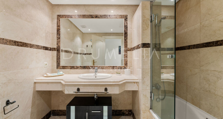 Élégant appartement en rez-de-chaussée avec vaste terrasse couverte à Vasari Resort, Nueva Andalucía