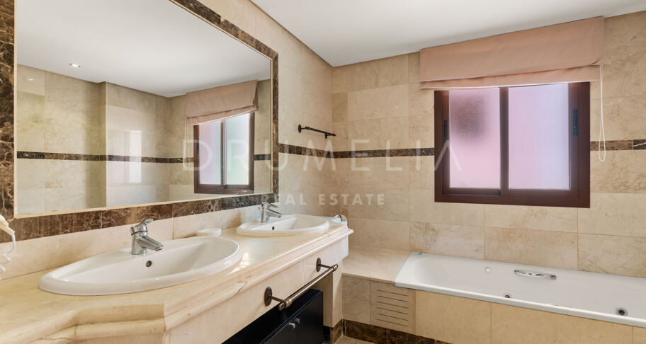 Élégant appartement en rez-de-chaussée avec vaste terrasse couverte à Vasari Resort, Nueva Andalucía