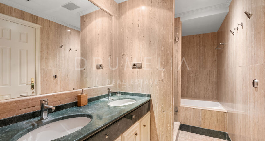 Exklusives Apartment in Condado de Sierra Blanca - Panoramablick auf Meer und Berge in einer der renommiertesten Gegenden Marbellas