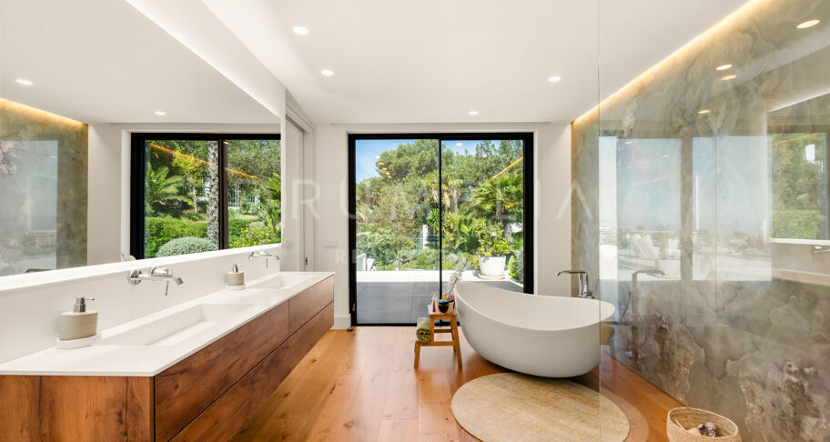 Contemporary Sea-View Villa in Río Real, Marbella