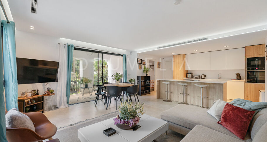 Fantastisk, nyligen renoverad markplanslägenhet i Jardines del Puerto, Puerto Banús