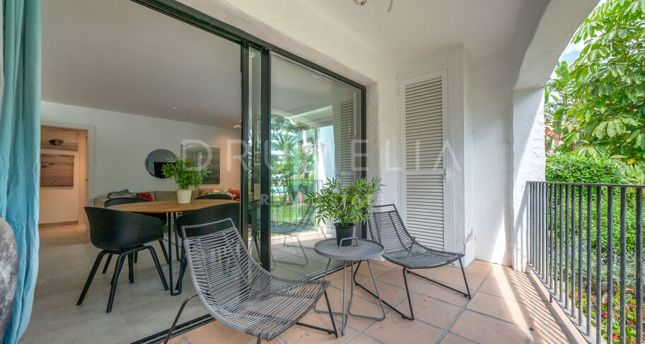 Fantastisk, nyligen renoverad markplanslägenhet i Jardines del Puerto, Puerto Banús